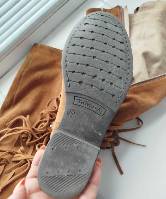 Продавам дамски есенно-зимни ботуши номер 36 от естествен велур