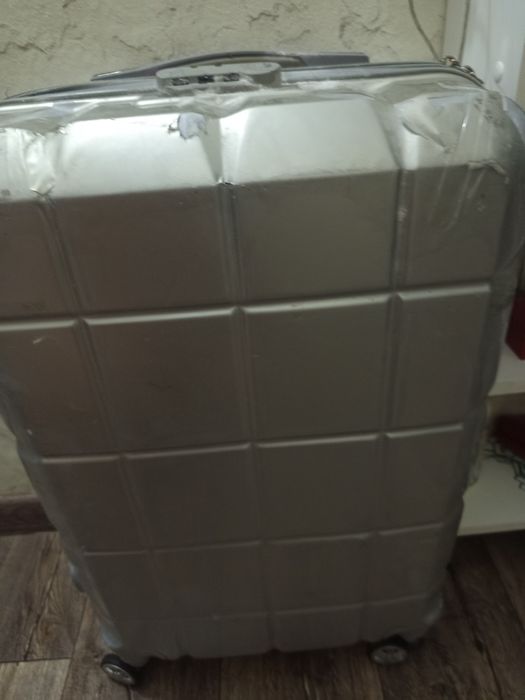 Продам чемодан б/у недорого