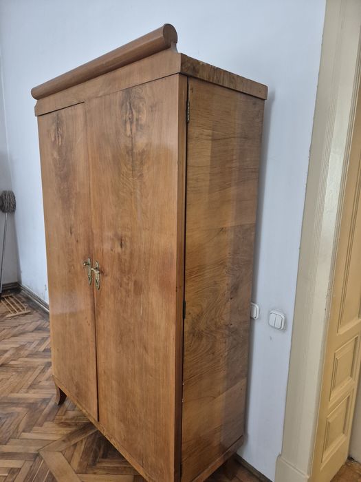 Vand mobila veche, furnir nuc