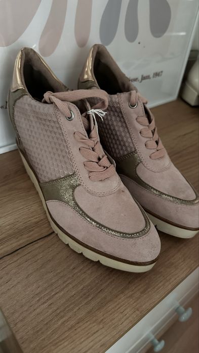 Женские кроссовки на платформе