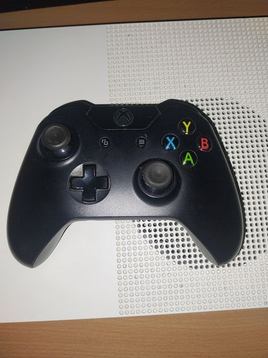 Xbox One S 1TB + un controller si 2 jocuri.