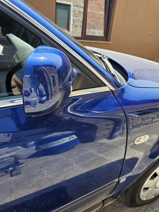 Продавам дясно огледало за пасат passat b5.5