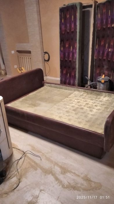 Кровать без матраса