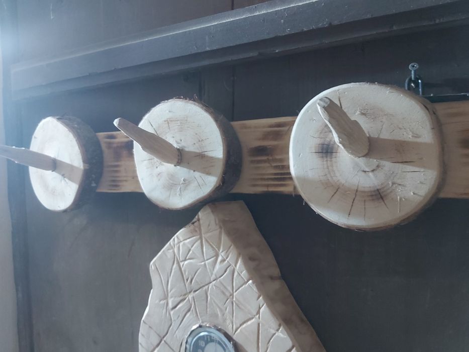 Ceas și cuier rustic