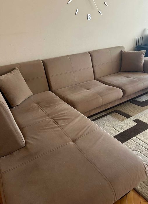 Табуретка и ъглов диван