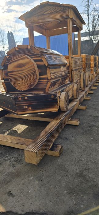 Trenuleț cu vagoane din lemn cu cale ferată inclusa pt  pus flori