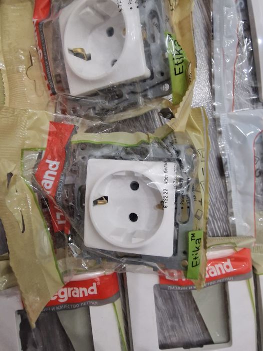 Розетки в комплекте с рамками