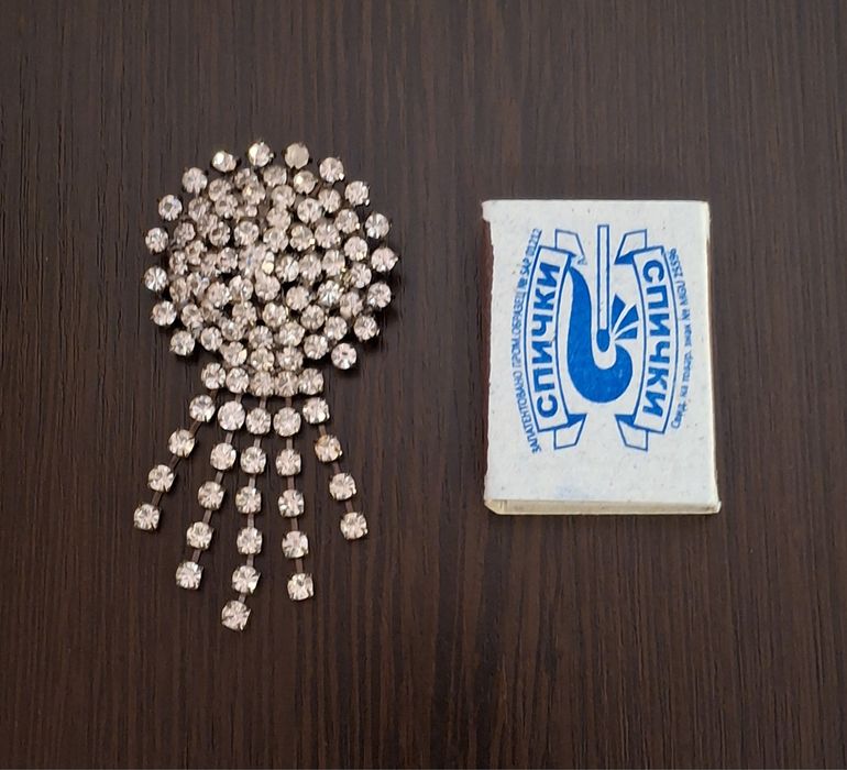 Брошь на одежду .