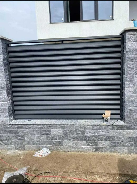 Garduri si porti din panou stil jaluzele, sipca metalica, tabla cutata, plasa bordurata, BCA sau beton si alte modele la comanda
