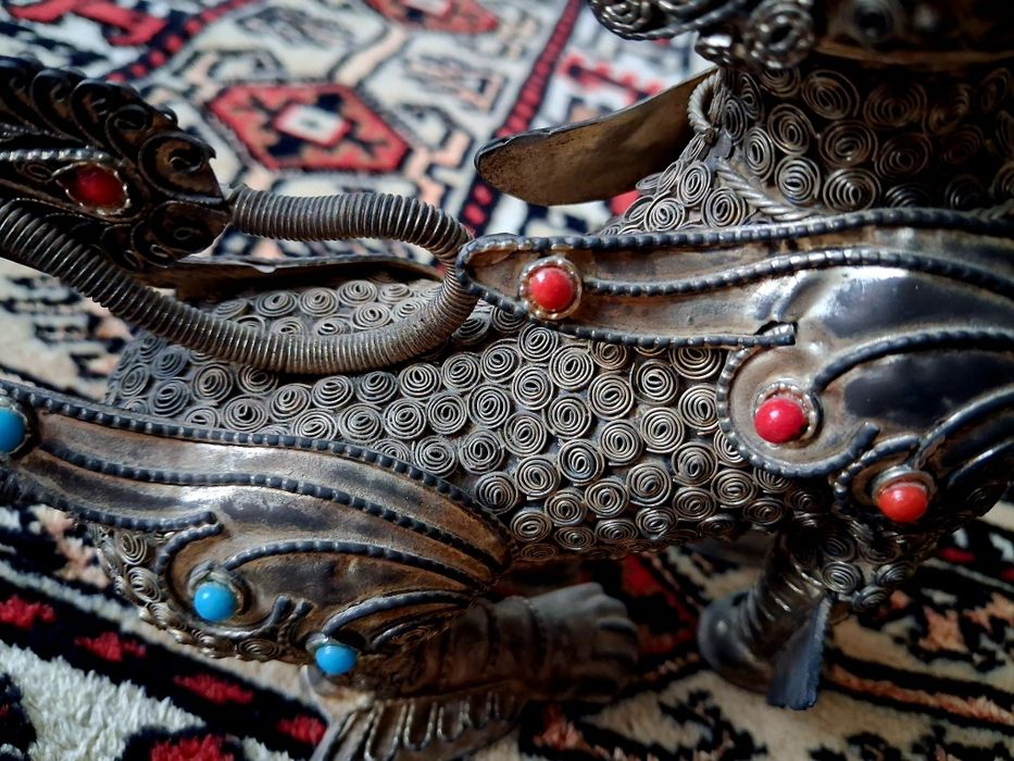 Колекция от четири артефакта, статуетки и нож