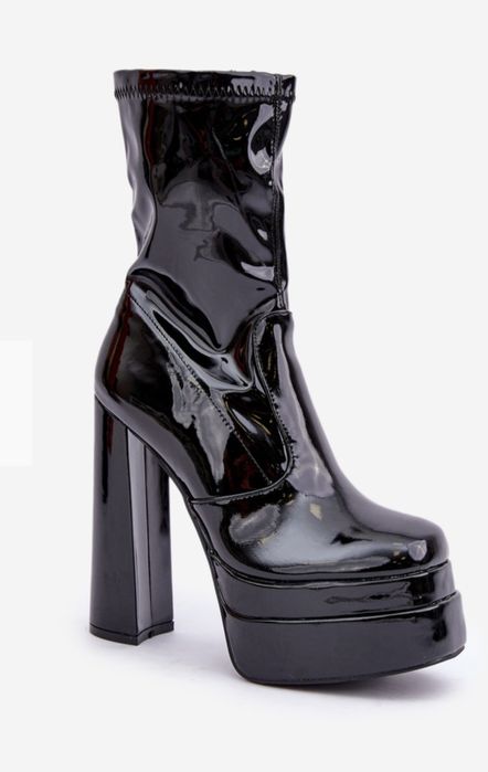 Черни лачени ботуши на висок ток