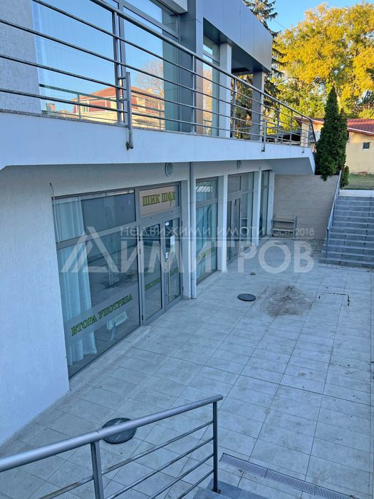 Продава търговски обект - магазин в гр. Нови пазар на главна, оживена улица.