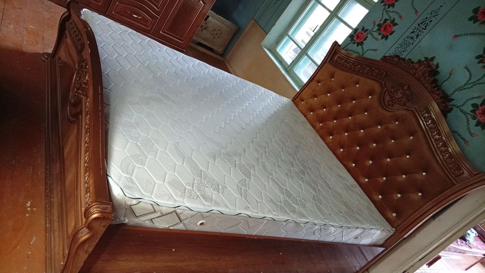 Мебел горка и спальный гарнитур  продаётся