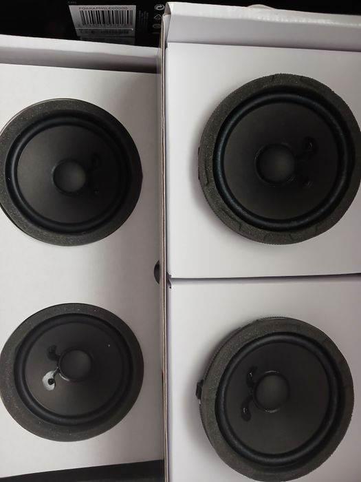 „Boxe Focal INSIDE Mercedes-Benz C-Class – 1 mare + 4 mici (fără fire)