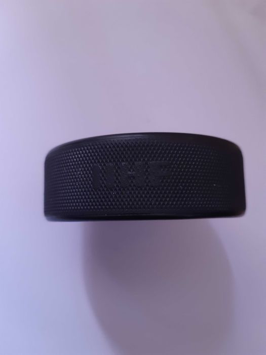 Шайба за хокей на лед, чисто нова и много стара