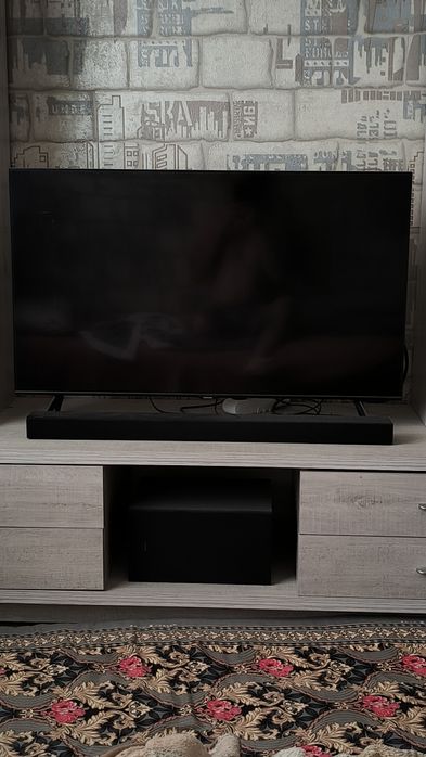 Samsung QLED 43" QE43Q60TAU + саундбар Samsung