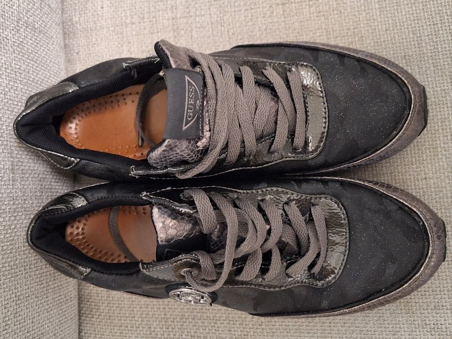 New balance, Sketchers, Guess