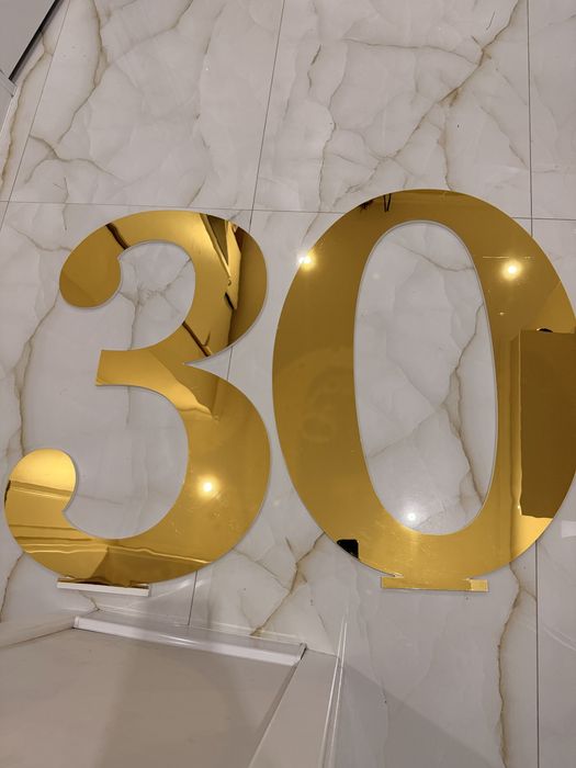 Златни числа 30 с плексиглас