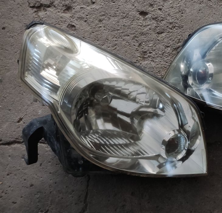 Фары Nissan lafesta