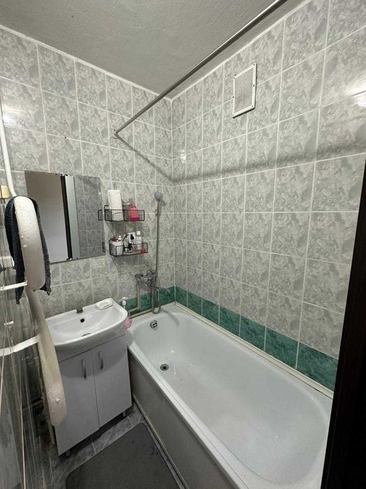 продается 2 ком квартира район Школьник