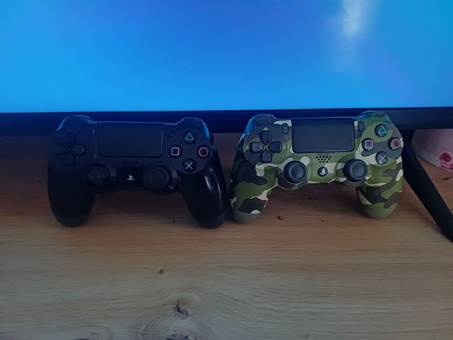 Ps4 pro utilizat cu 5 jocuri și 2 controlare