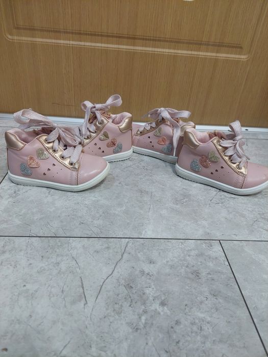 Incaltaminte fete gemene