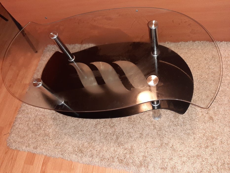 Masă din sticlă ptr cafea cu două polițe in stare perfectă culoare