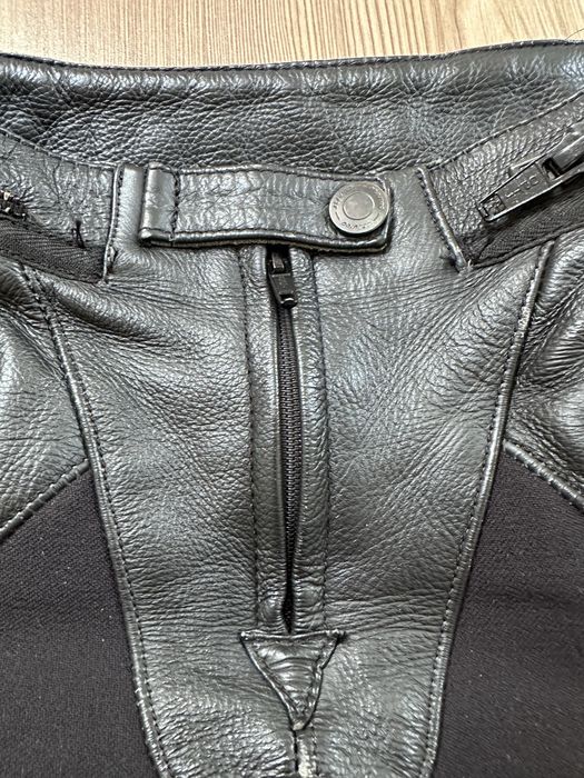 Set echipament moto: pantaloni Dainese și cască HJC i91