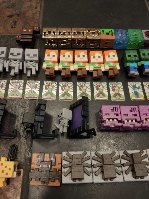 Vând Figurine Minecraft Kinder