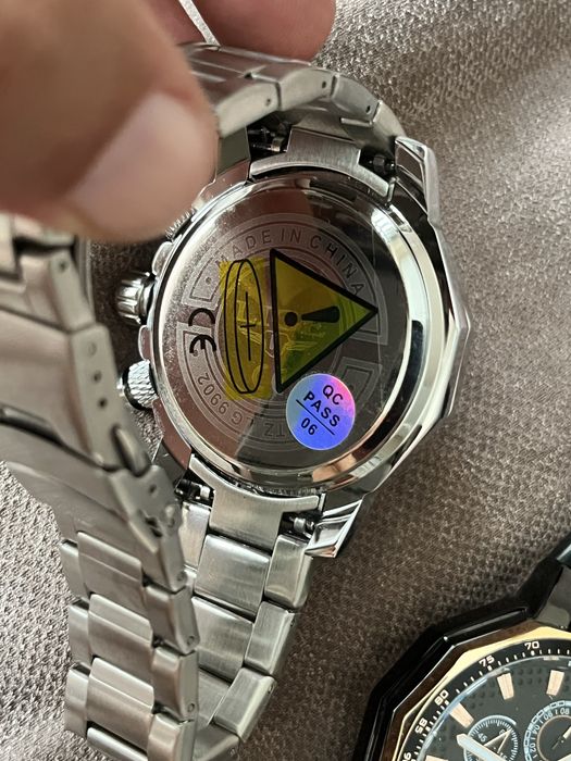 Нов стилен часовник