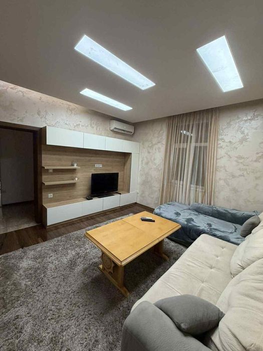 Дава се под наем Тристаен апартамент в София, Център - 92 кв.м за 992.46 € - Снимка #2