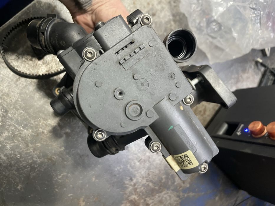 Насос VAG 06L121600D