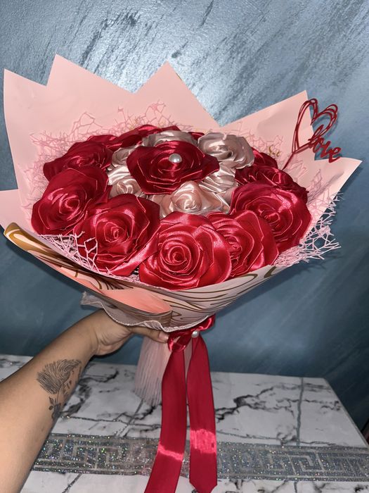 Buchete trandafiri satin și sârmă plușată