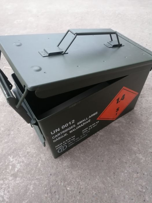 Cutie metalica cu capac etans, ideala depozitare diverse: scule, bani