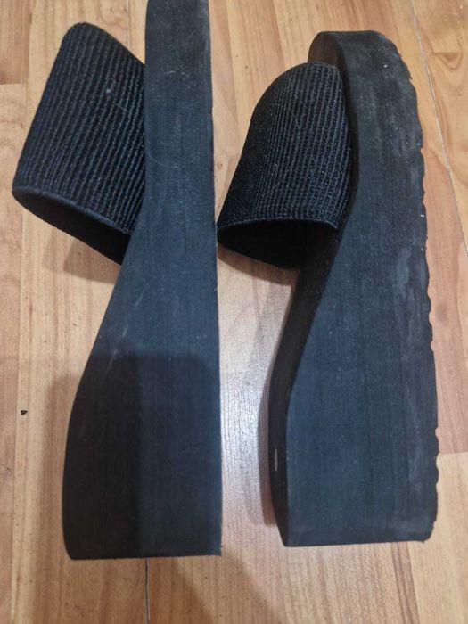 продам шлепанцы черный