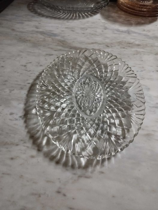 Стъклени чинии и купи