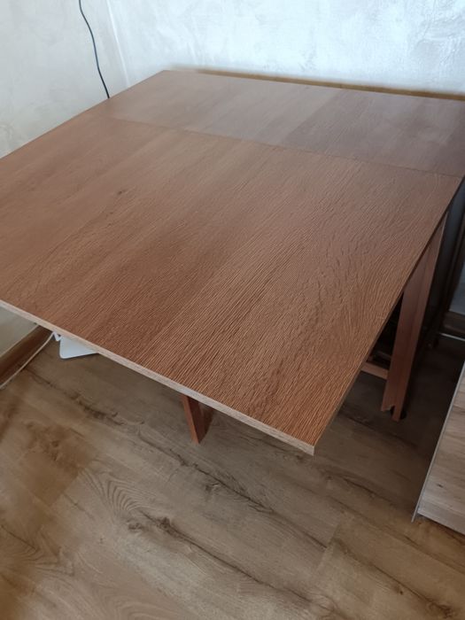 Masa plianta cu 4 scaune incluse în ea