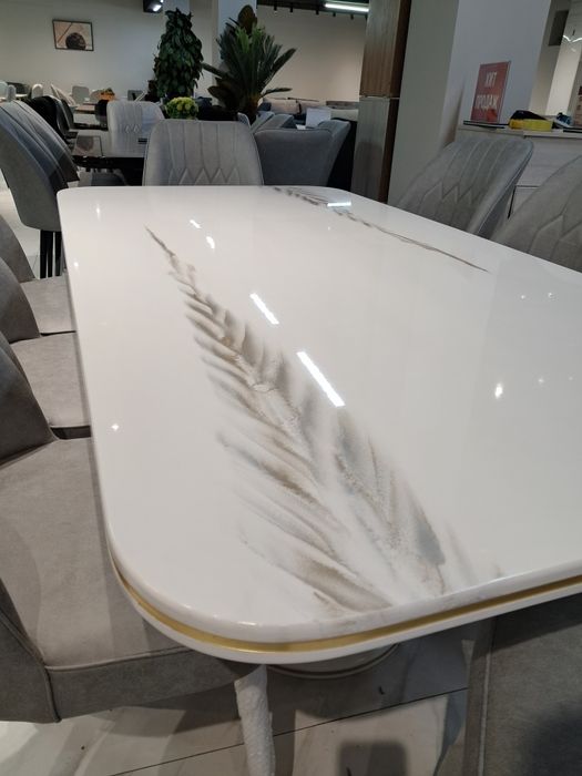 Стол со стульями на 8 персон