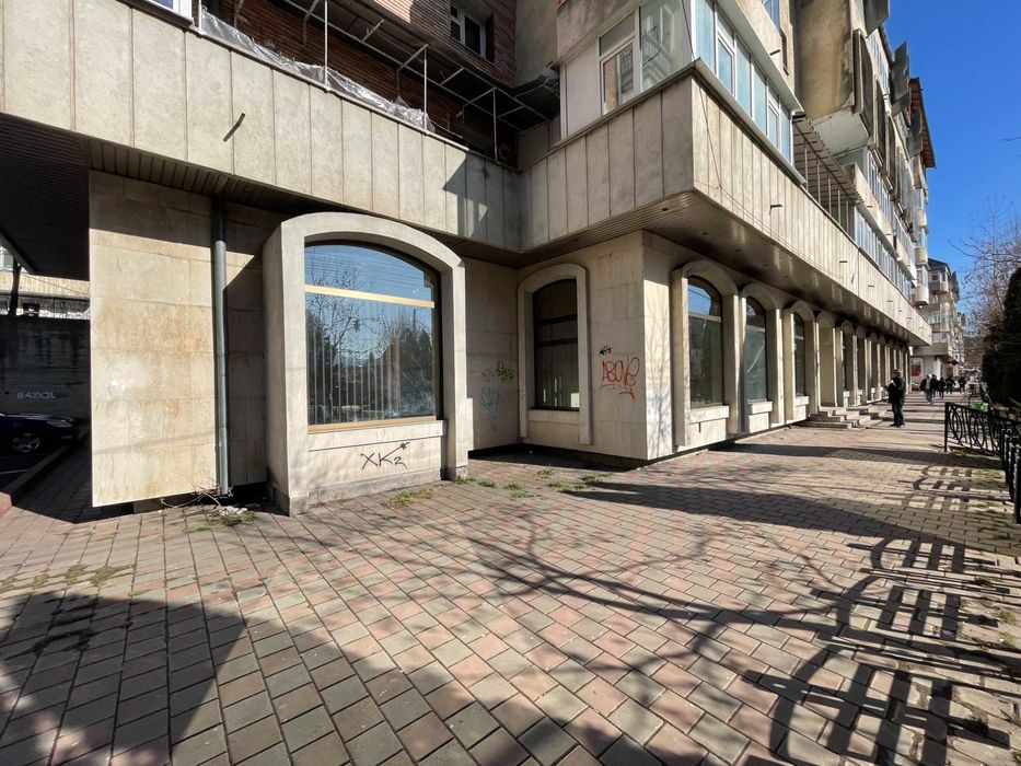 OFERTA! Spatiu parter bloc central Piatra Neamt 443m²-5.90€