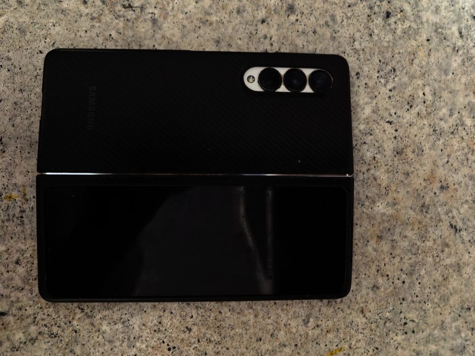 Galaxy Z fold 3 в нормальном состоянии
