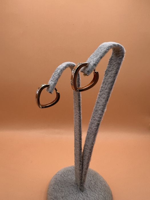 Продам золотые серьги.