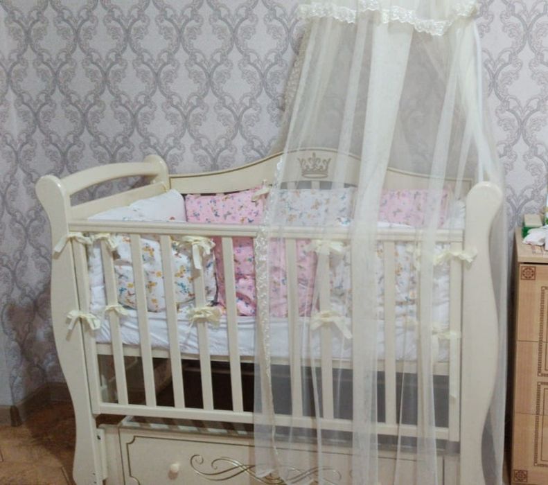 Манеж детский с маятником