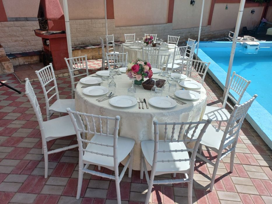 Inchiriez cort,mese,scaune,vesela,aranjamente florale pentru eveniment