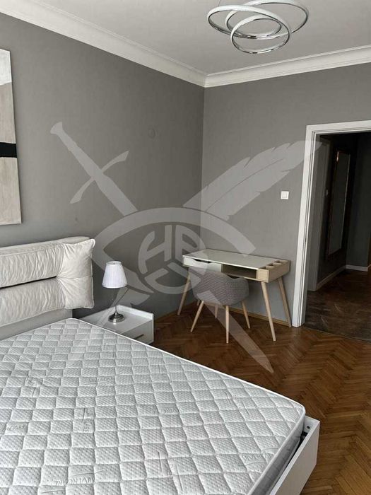 Дава се под наем Тристаен апартамент в София, Център - 110 кв.м за 1296.42 € - Снимка #2