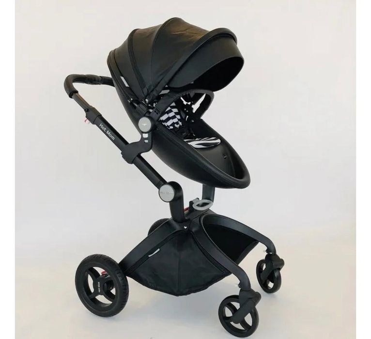 Детская коляска чёрного цвета