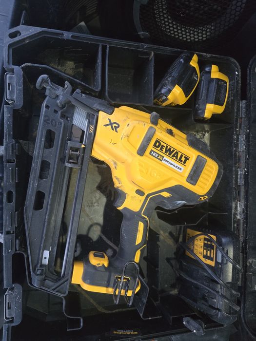 Dewalt DCN660 pistol