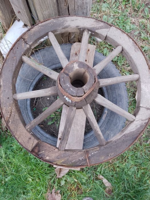 Vând roata car veche