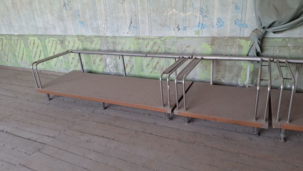 Продам два кресла и диван.