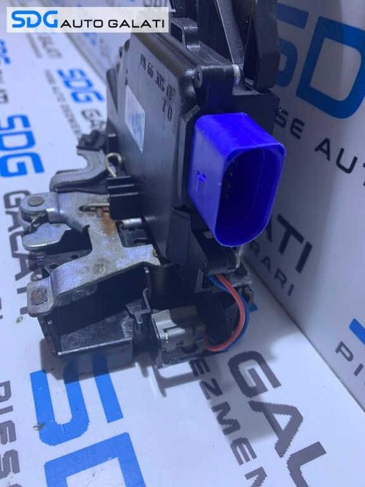 Broasca Incuietoare Usa Portiera Dreapta Fata 9 Pini la Mufa Volkswagen Touareg 2003 - 2010 Cod 3D2837016A