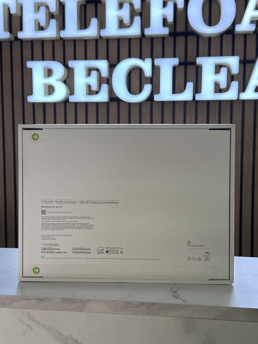 MacBook Air / 13-inch / 256GB / 16GB RAM / M4 / Sigilat